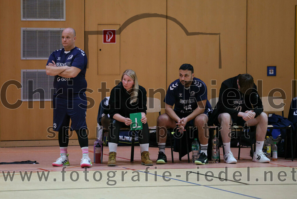 2023-12-09_075_SpVgg_Altenerding_gegen_TSV_Indersdorf | Erding, Deutschland, 09.12.2023:
Handball, Bezirksoberliga Männer 2023 / 2024, 10. Spieltag, SpVgg Altenerding gegen TSV Indersdorf, Endergebnis: 42:25

Patrick Schmidt (TSV Indersdorf, #13), Kathleen Klonek (TSV Indersdorf), Aymen Balegh (TSV Indersdorf, #15), Stephan Zehrer (TSV Indersdorf, #20)

Foto: Christian Riedel / fotografie-riedel.net