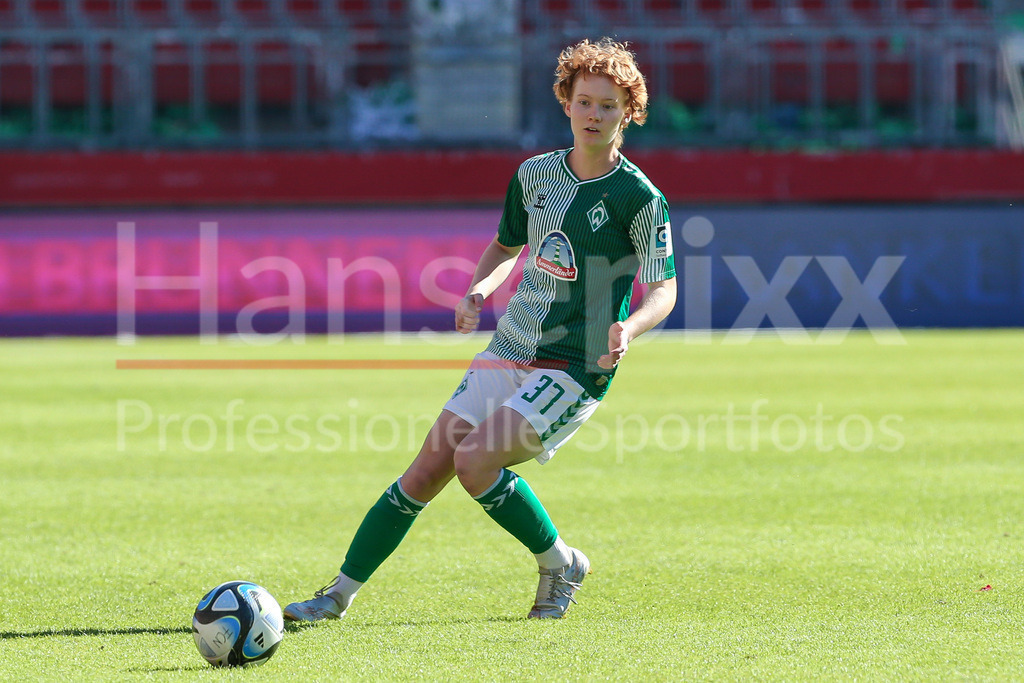 Fussball, Google Pixel Frauen-Bundesliga, 1. FC Nürnberg - SV Werder Bremen | v.li.: Lena Dahms (SV Werder Bremen, 37) Freisteller, Einzelbild, Ganzkörper, Aktion, Action, Spielszene, DIE DFB-RICHTLINIEN UNTERSAGEN JEGLICHE NUTZUNG VON FOTOS ALS SEQUENZBILDER UND/ODER VIDEOÄHNLICHE FOTOSTRECKEN. DFB REGULATIONS PROHIBIT ANY USE OF PHOTOGRAPHS AS IMAGE SEQUENCES AND/OR QUASI-VIDEO.