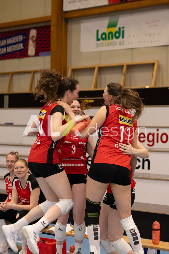 Volleyball I Frauen I Saison 2025-2026 I Volleyball NLA | Women I 1/2 Finals I  VC Kanti Schaffhausen - Sm'Aesch Pfeffingen I 22.03.2026 | Jubel zum Sieg von VC Kanti Schaffhausen - Realisiert mit Pictrs.com
