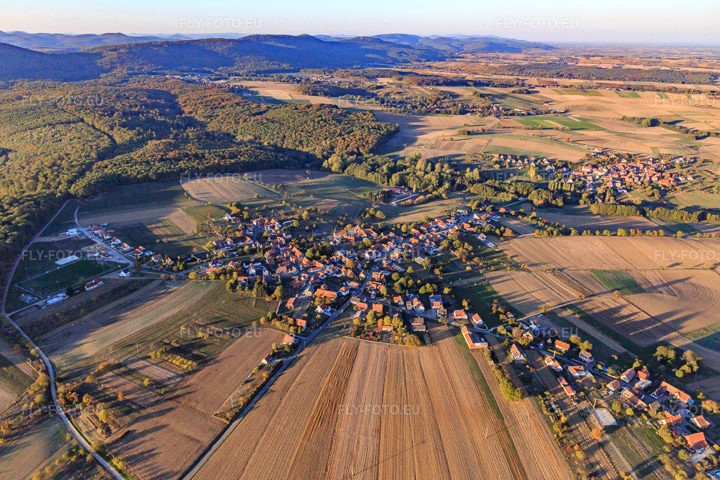 Vue aérienne: Vue de la ville depuis le sud-ouest à Memmelshoffen dans le département Bas Rhin, France – .Photo: IMG_112145.jpg prise le 13/10/2018 par Werner Riehm/FLY-FOTO.eu – Résolution de l'original: 5472 x 3648 px