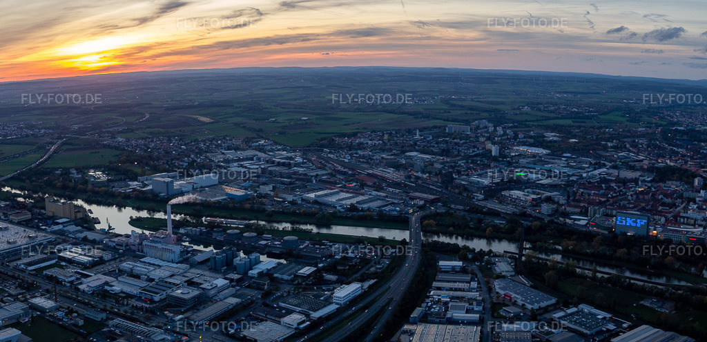 Luftbild: Mainbrücke der B286 und ZF Friedrichshafen im Abendlicht in Schweinfurt im Bundesland Bayern in Deutschland. Foto: IMG_119524-Pano.jpg vom 25.10.2019 durch Werner Riehm/FLY-FOTO.de – Auflösung des Originals: 5752 x 2788 px