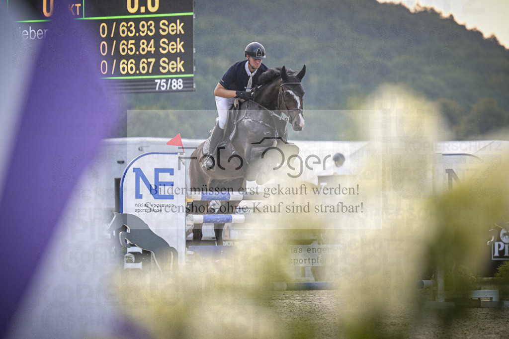 DOS_3418 | Entdecke hochwertige Reitturnierfotos von Foto Oger. Professionell, emotional und authentisch – jetzt Lieblingsmomente im Shop bestellen.Deutschlandweite Turnierfotografie. - Realisiert mit Pictrs.com