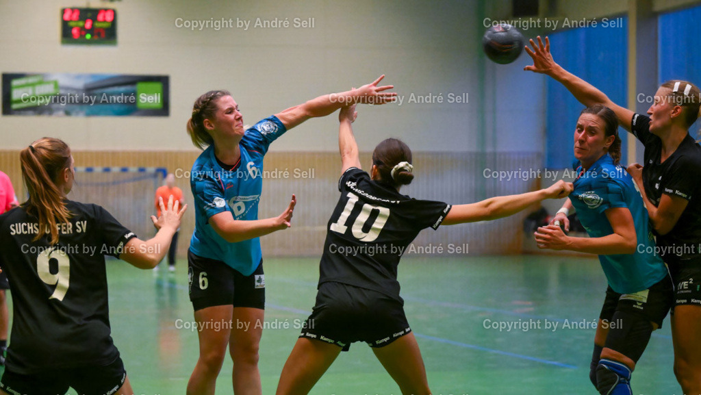 SG Wift vs Suchsdorfer SV | Laura Maier (Wift #6 scheitert mit dem Wurf an der Torfrau) &amp; Catharina Haberland (Wift #18) / Jennifer Lemke (Suchsdorf #9) &amp; Marie Timm (Suchsdorf #10) &amp; Merith Wagner  (Suchsdorf #3)Handball-Oberliga Schleswig-Holstein Frauen 2024/2025 / SG Wift vs Suchsdorfer SV / KSV-Halle / Neumünster / 10.11.24 - Realisiert mit Pictrs.com