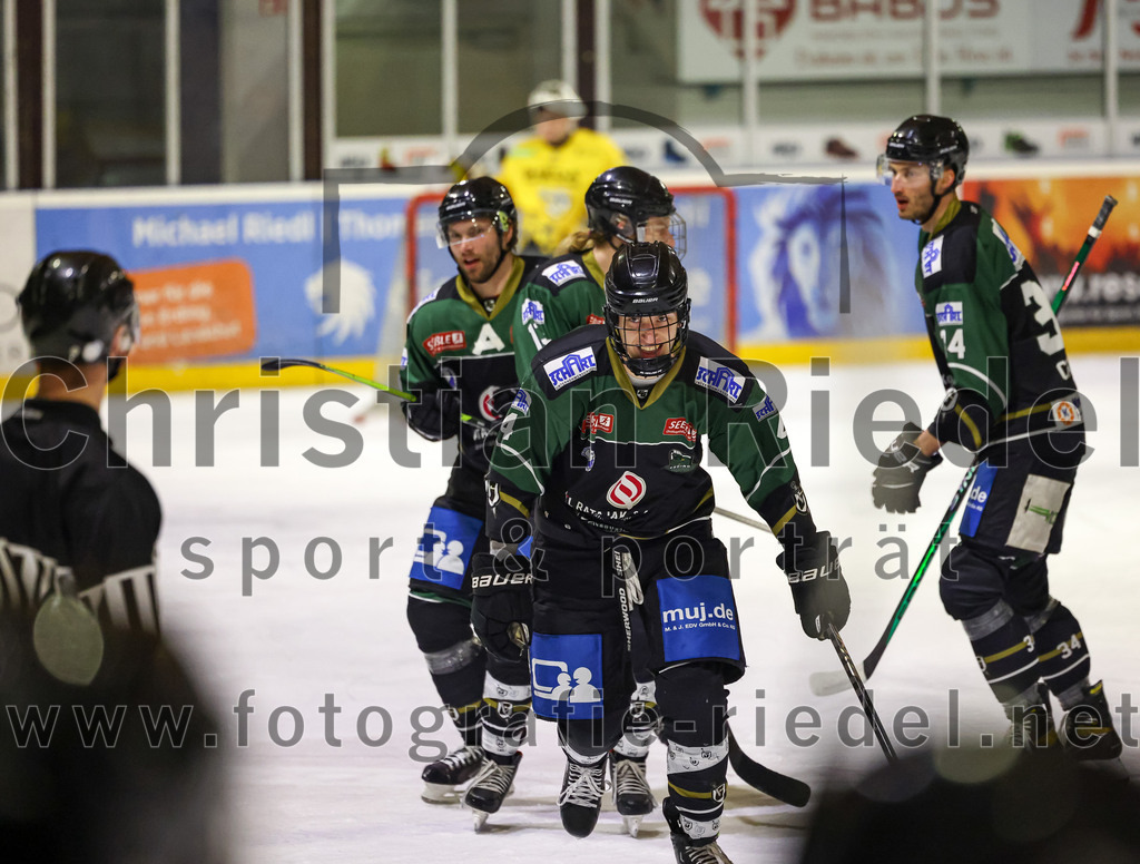 2023-02-10_060_TSV_Erding_gegen_ERSC_Amberg | Erding, Deutschland, 10.02.2023:
Eishockey, Bayernliga Meisterrunde Gruppe B 2022 / 2023, 3. Spieltag, TSV Erding gegen ERSC Amberg, Endergebnis: 6:3

Simon Franz (Erding Gladiators, #4)

Foto: Christian Riedel / fotografie-riedel.net