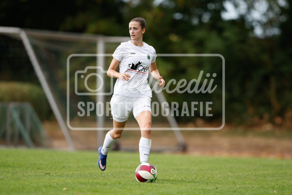 Fußball I Frauen I Westfalenpokal 26-27 I DJK GW Amelsbüren - SSV Rhade  I 18844 | Leonie Prüße (16, DJK GW Amelsbüren) in Ballbesitz. - Realisiert mit Pictrs.com