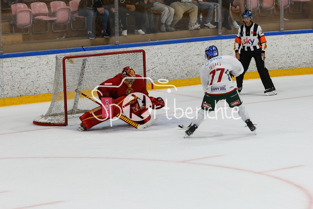 SC Langnau Tigers - Augsburger Panther | Luca TOSTO (AEV #77) verwandelt seinen Penalty gegen Stephane CHARLIN (SCL #38)