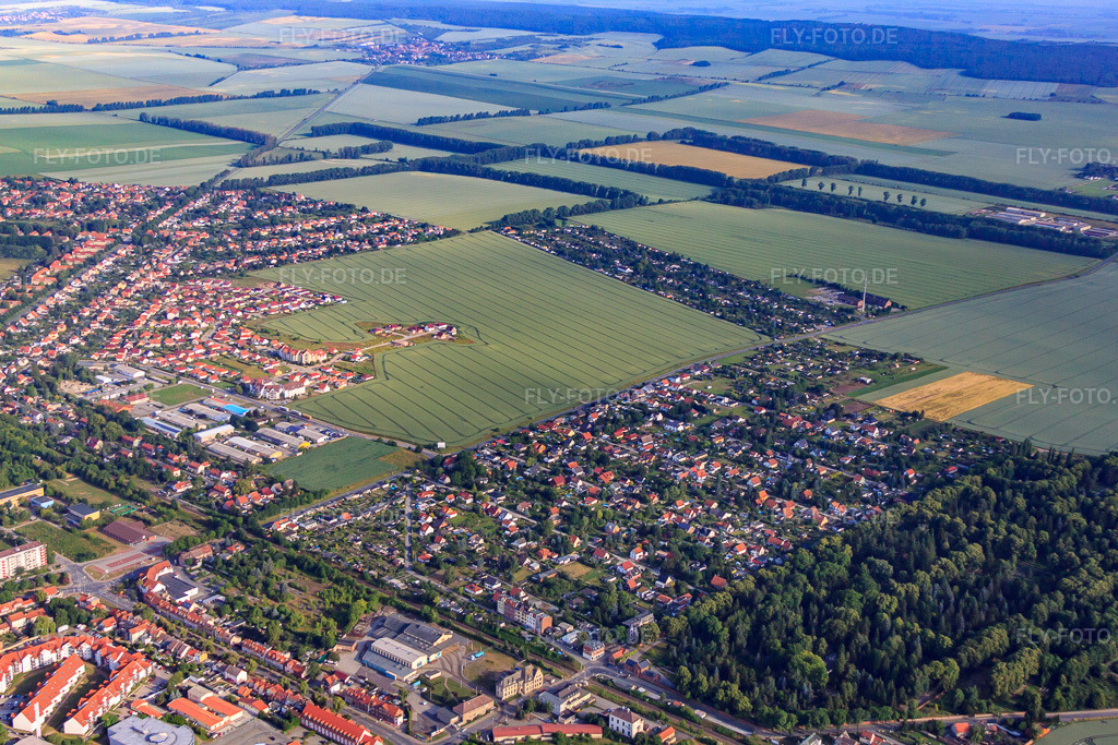 Luftbild: Ortsansicht von Südosten in Halberstadt im Bundesland Sachsen-Anhalt in Deutschland. Foto: IMG_58401.jpg vom 30.06.2013 durch Werner Riehm/FLY-FOTO.deAuflösung des Originals: 4752 x 3168 px