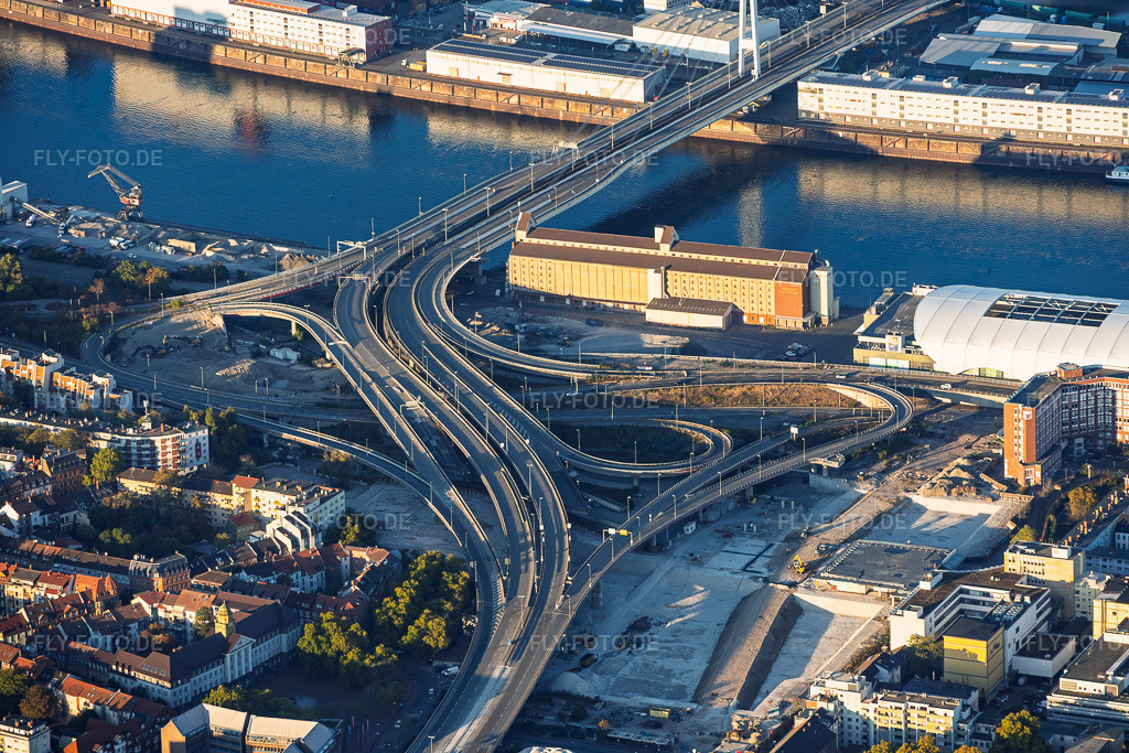 Luftbild: Auffahrt zur Kurt-Schuhmacher-Brücke über den Rhein nach Mannheim(B44) mit Rheinuferstraße , Im Zollhof mit ZG Raiffeisen Getreidesilo am Rheinufer nach Abriss des Würfelbunkers und des Rathaus-Centers im Ortsteil Hemshof in Ludwigshafen im Bundesland Rheinland-Pfalz in Deutschland. – Foto: IMG_159699.jpg vom 06.10.2026 durch Werner Riehm/FLY-FOTO.de – Auflösung des Originals: 5908 x 3938 px