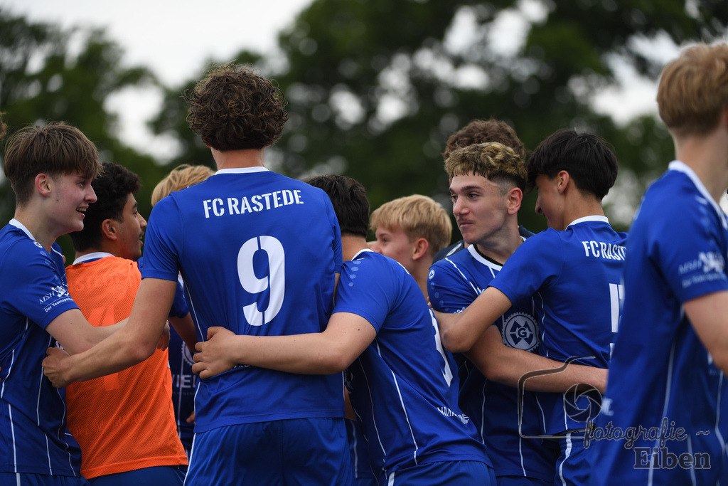 FC Rastede-JSG Esens/Dornum | B-Jugend Bezirksliga; FC Rastede (blau)-JSG Esens/Dornum (weiß) am 24.05.2025 in Rastede (Sportanlage Kötterswegs), Photo: Philip Eiben 2025 - Realisiert mit Pictrs.com