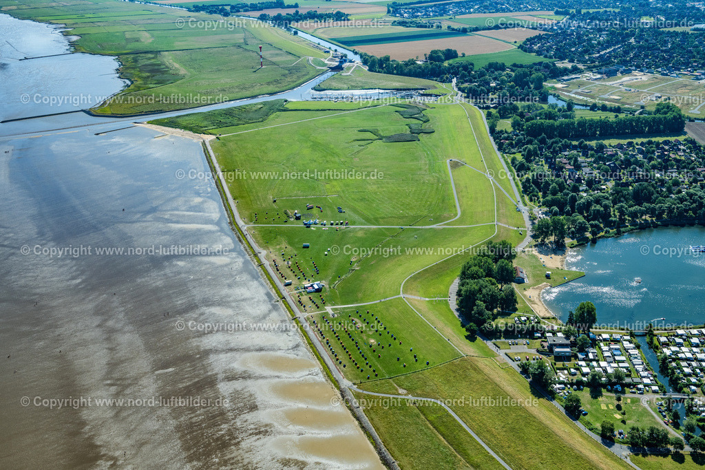 Otterndorf_Feriendorf_ELS_9775130822 | OTTERNDORF 13.08.2022 Grasflächen- Strukturen einer Feld- und Wiesen- Landschaft des Kulturstrand und Gelände des Elbstrand Festival an der Deichstraße in Otterndorf im Bundesland Niedersachsen, Deutschland. Weiterführende Informationen bei: Otterndorf Marketing GmbH,  Strainer Events. // Grassy structures of a field and meadow landscape of the cultural beach and grounds of the Elbstrand Festival on Deichstrasse in Otterndorf in the state Lower Saxony, Germany. Further information at: Otterndorf Marketing GmbH,  Strainer Events. Foto: Martin Elsen