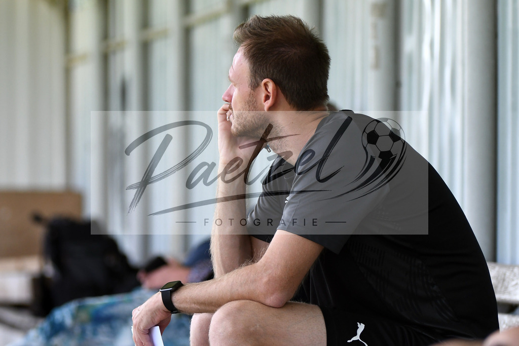 TRASFL20200713_0072 | Fussball, Herren: Co-Trainer Andy Steinmann (SF Lotte) schaut bei der Trainingseinheit von SF Lotte im Sportpark am Lotter Kreuz am 13.07.2020 in Lotte, Deutschland. - Realisiert mit Pictrs.com
