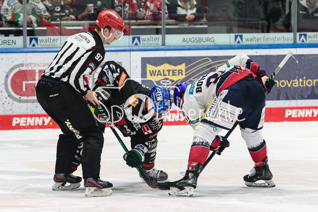 Augsburger Panther - Eisbaeren Berlin | Samuel SORAMIES (AEV #26) beim Bully gegen Zachary BOYCHUK (EBB #89)