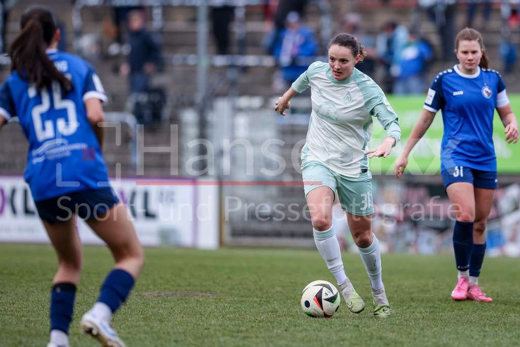 Fussball, Google Pixel Frauen-Bundesliga, 1. FFC Turbine Potsdam - SV Werder Bremen | v.li.: Verena Wieder (SV Werder Bremen, 31) am Ball, Einzelbild, Ganzkörper, Aktion, Action, Spielszene, DIE DFB-RICHTLINIEN UNTERSAGEN JEGLICHE NUTZUNG VON FOTOS ALS SEQUENZBILDER UND/ODER VIDEOÄHNLICHE FOTOSTRECKEN. DFB REGULATIONS PROHIBIT ANY USE OF PHOTOGRAPHS AS IMAGE SEQUENCES AND/OR QUASI-VIDEO.