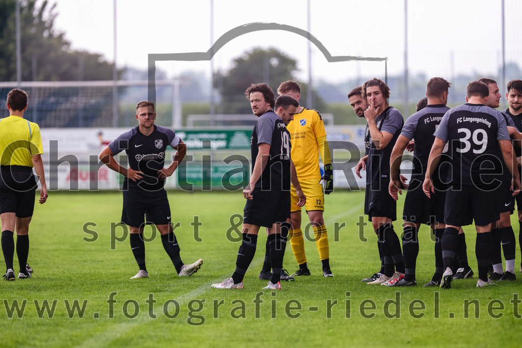 2023-08-05_013_FC_Langengeisling_gegen_SVN_Muenchen | Erding, Deutschland, 05.08.2023:
Fußball, Bezirksliga Oberbayern Ost 2023 / 2024, 2. Spieltag, FC Langengeisling gegen SVN München, Endergebnis: 1:3

Hannes Dornauer (FC Langengeisling, #33), Fabian Aigner (FC Langengeisling, #19), Torwart Louis Rotert (FC Langengeisling, #12), Maximilian Birnbeck (FC Langengeisling, #27)

Foto: Christian Riedel / fotografie-riedel.net