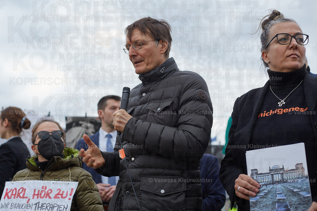 #NichtGenesen am Bundestag zum International LongCovid Awareness Day 2024 | Mit Fotos von arbeitsunfähigen Betroffenen fordert die Initiative #NichtGenesen anlässlich des International LongCovid Awareness Day am 15.03.2024 vor dem Reichstag mehr Geld für Forschung und soziale Absicherung. Bundesgesundheitsminister Karl Lauterbach und weitere MdBs sprechen mit den Demonstrant*innen. - Realisiert mit Pictrs.com