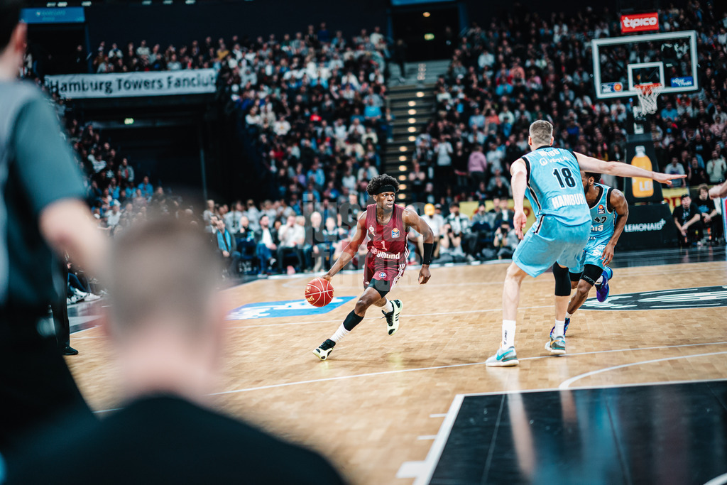 Basketball | Männer | Saison 2023/2024 | easyCredit Basketball Bundesliga | Veolia Towers Hamburg vs. FC Bayern München | 26.03.2024 | Sylvain Francisco (#1, FC Bayern Basketball) mit dem Ball