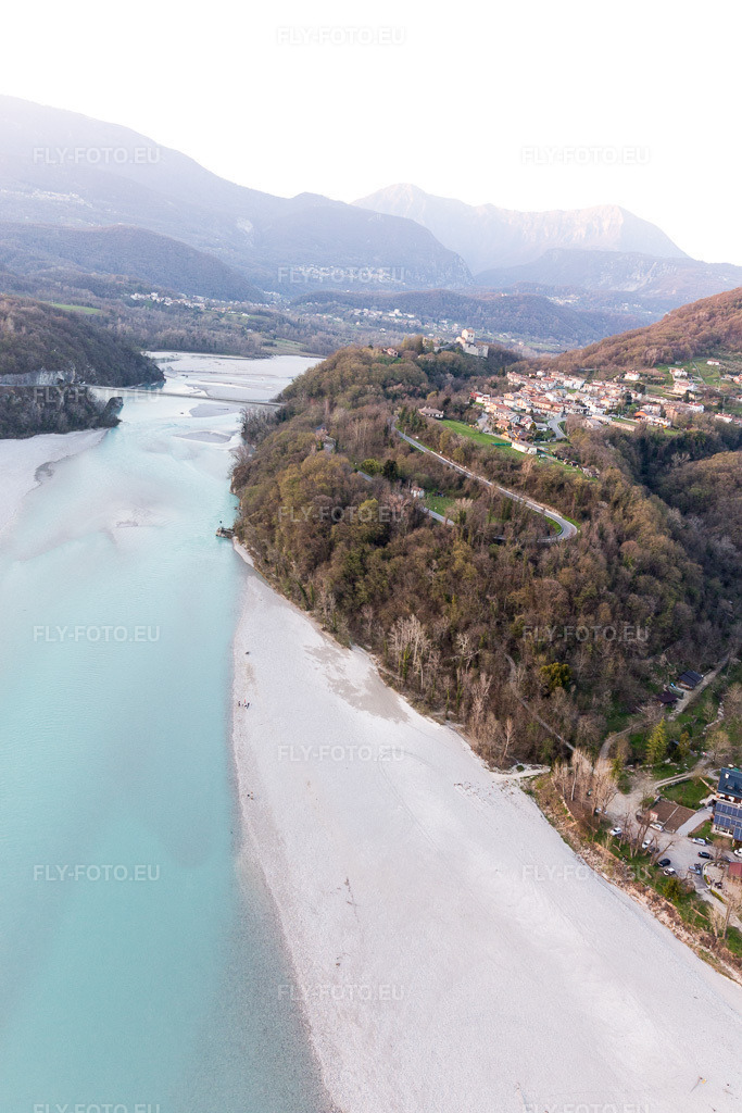 Vue aérienne: Vue de la ville à Villuzza dans le département Frioul-Vénétie Julienne, Italie. Photo: IMG_105600.jpg prise le 07/04/2018 par Werner Riehm/FLY-FOTO.eu – Résolution de l'original: 3648 x 5472 px