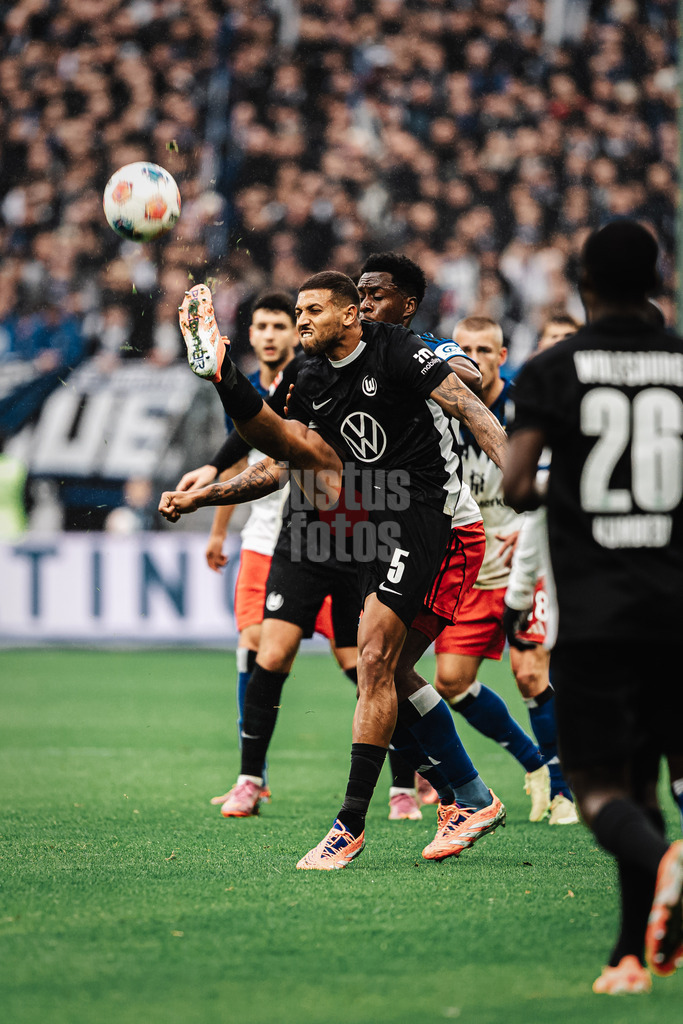 Fußball | Männer | Saison 2025/2026 | 1. Fußball-Bundesliga | 8. Spieltag | Hamburger SV vs. VfL Wolfsburg | 25.10.2025 | Vinicius de Souza Costa (#5, VfL Wolfsburg) spielt den Ball
