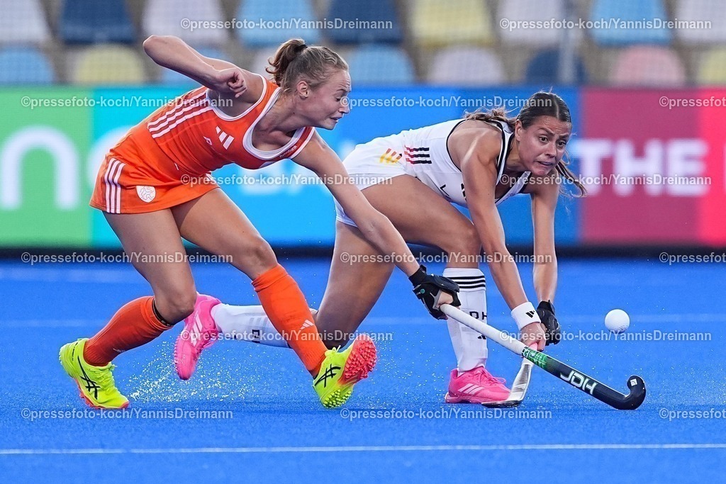 xydrx11082503004 | 11.08.2025, xydrx, Frauen EuroHockey Championship 2025, Gruppenphase, Gruppe A, Deutschland - Niederlande, Sparkassenpark Mönchengladbach: Marijn Veen (NED #19) im Zweikampf gegen Selin Oruz (GER #5)