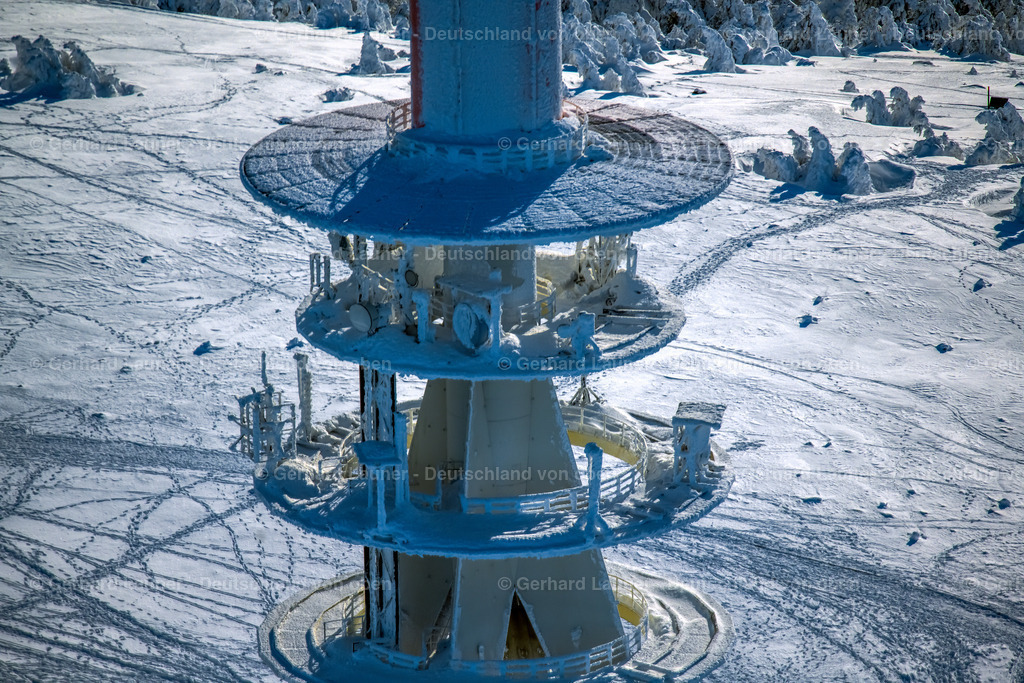 4044951 | SCHIERKE 14.02.2021 Winterlich schneebedeckte Funkturm und Sendeanlage auf der Kuppe des Brocken im Nationalpark Harz in Schierke im Bundesland Sachsen-Anhalt, Deutschland. Weiterführende Informationen bei: DFMG Deutsche Funkturm GmbH,  Deutscher Wetterdienst DWD. // Wintry snowy radio tower and transmitter on the crest of the mountain range Brocken in Harz in Schierke in the state Saxony-Anhalt, Germany. Further information at: DFMG Deutsche Funkturm GmbH,  Deutscher Wetterdienst DWD. Foto: Gerhard Launer