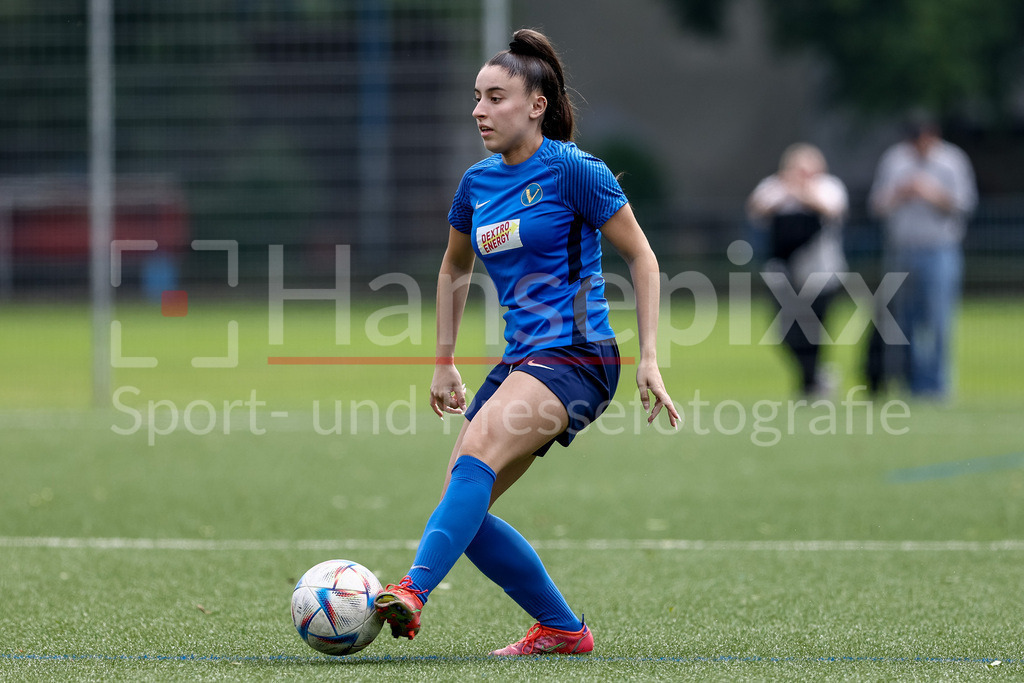 Fussball, Aufstiegsrunde Regionalliga Nord Frauen, FC Union 60 - SC Victoria Hamburg | Chiara Auricchio (SC Victoria Hamburg, 4) am Ball, Freisteller, Einzelbild, Ganzkörper, Aktion, Action, Spielszene