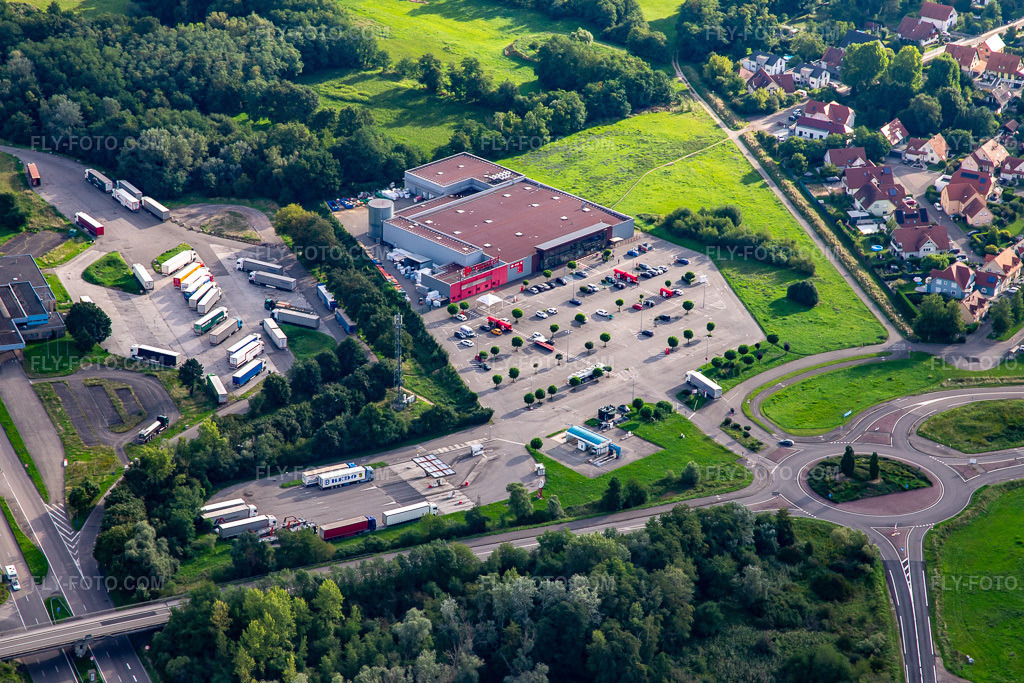 Aerial view: Market in Scheibenhard in the state Bas-Rhin, France. – Photo: IMG_137753.jpg taken on 08/12/2023 by Werner Riehm/FLY-FOTO.com – Resolution of the original: 4900 x 3267 px