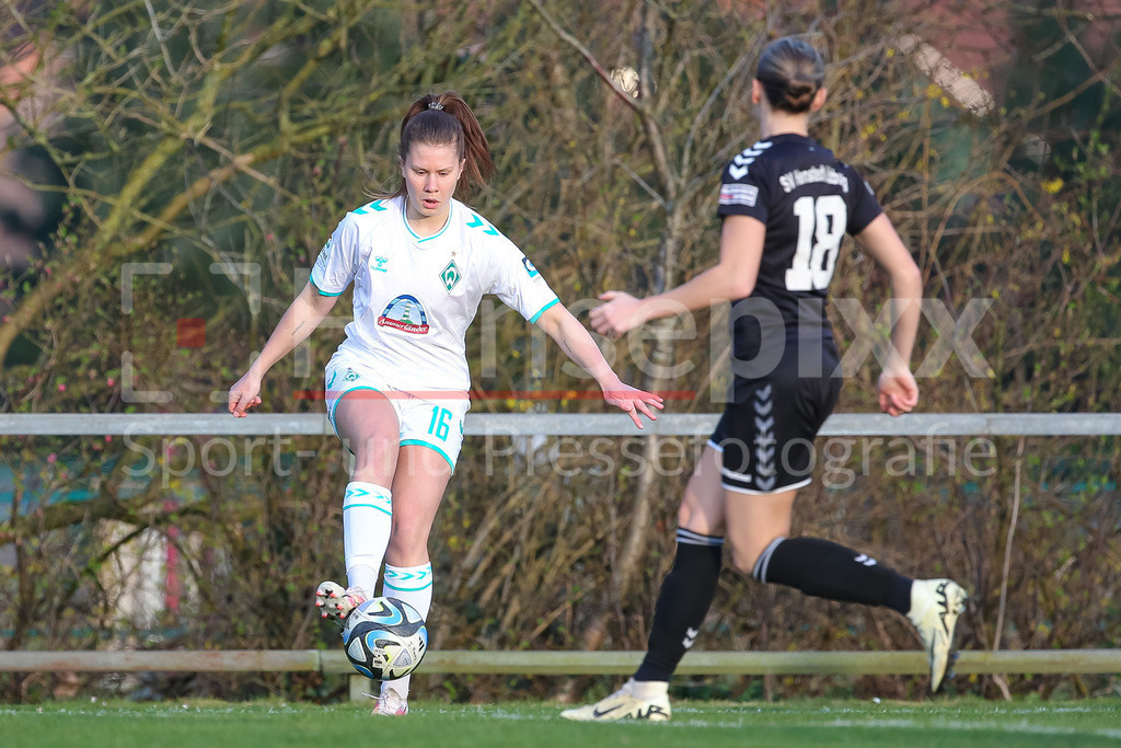 Fussball, Testspiel Frauen, SV Henstedt-Ulzburg - SV Werder Bremen | v.li.: Emilie Bernhardt (SV Werder Bremen, 16) und Chiara Pawelec (SV Henstedt-Ulzburg, 18) im Zweikampf, Duell, Dynamik, Aktion, Action, Spielszene