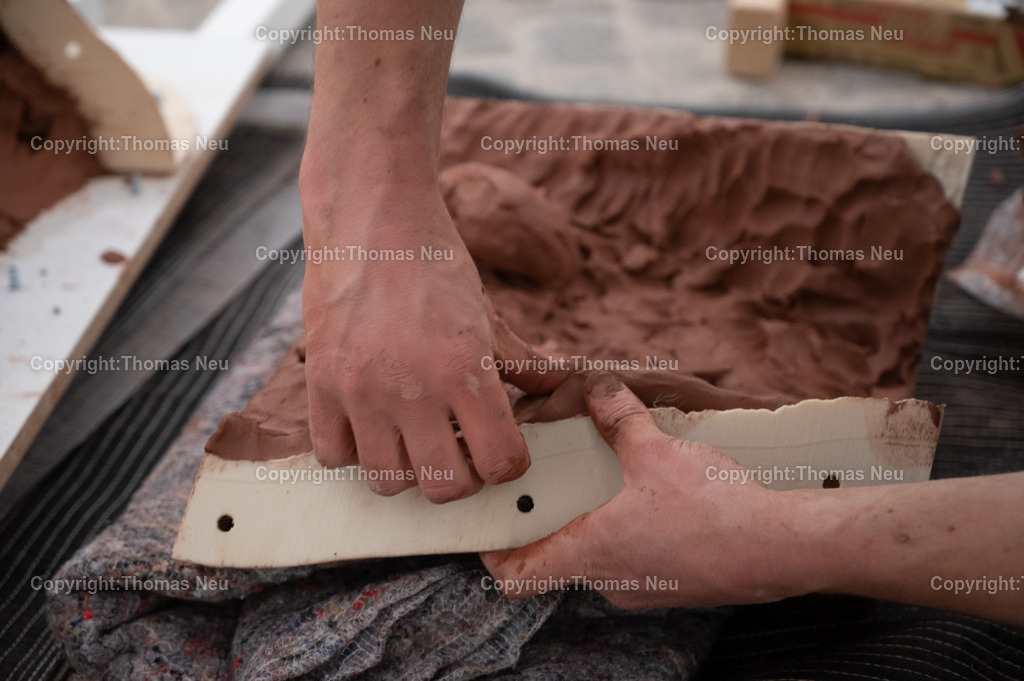 DSC_9501 | Jonas Wendelin zeigt großformatige Skulpturen und Rauminstallationen aus Ton und Lehm, basierend auf 3D‑Scans von organischen Materialien wie verrottenden Baumstämmen und archäologischen Gefäßen aus der Museums‑Sammlung. Diese Arbeiten thematisieren Material als Archiv und Informationsträger, Erosion und Zerstörung — sowohl formal als auch inhaltlich. Die Werke schaffen Spannungsfelder zwischen haptischer Realität und digitaler Wahrnehmung, und lassen Wahrnehmungskategorien wie natürlich oder künstlich verschwimmen. 
