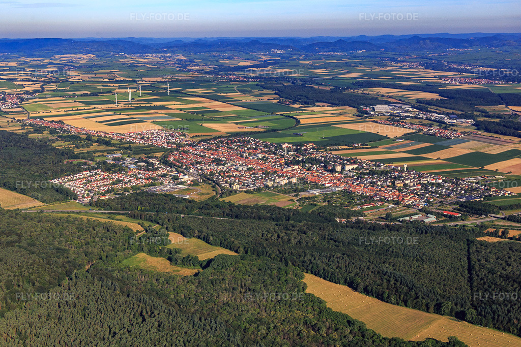 Luftbild: Stadtübersicht aus Südosten in Kandel im Bundesland Rheinland-Pfalz in Deutschland. Foto: IMG_091795.jpg vom 10.07.2016 durch Werner Riehm/FLY-FOTO.de