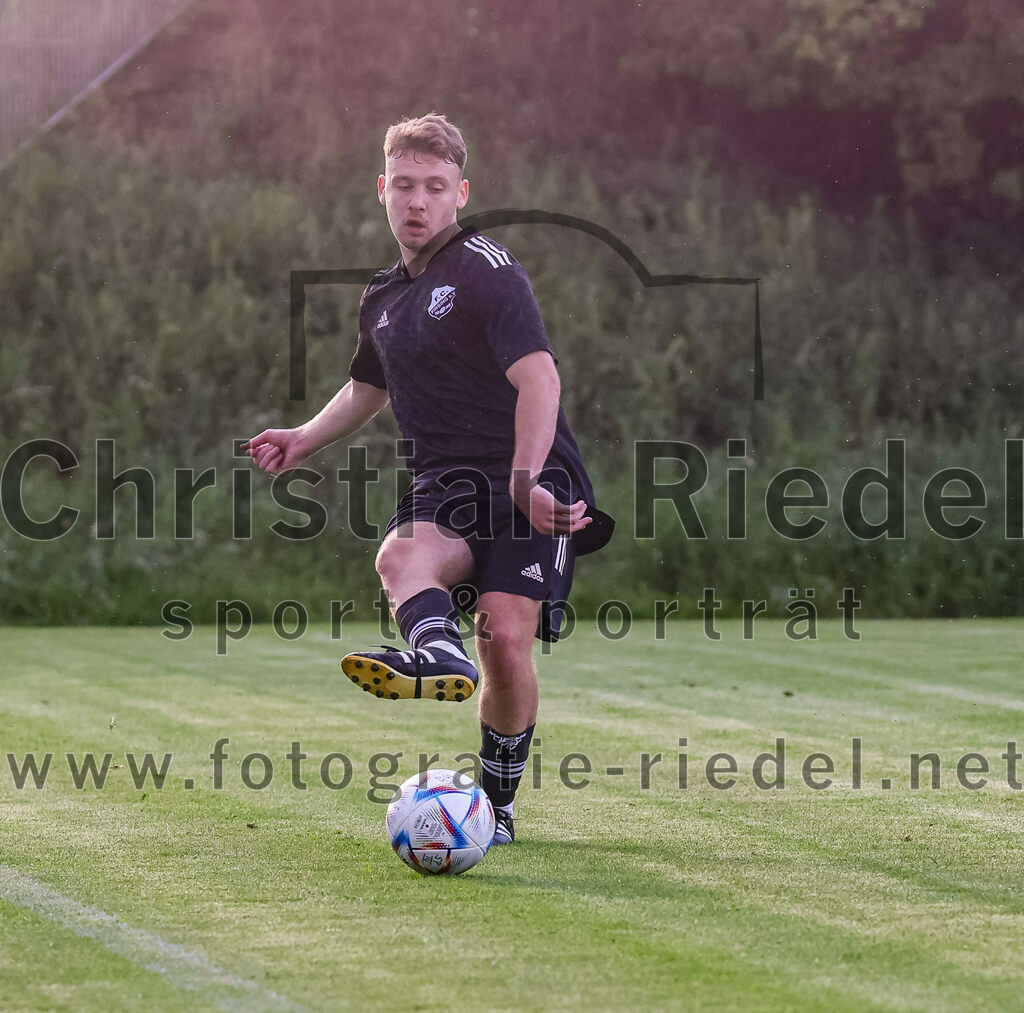 2023-08-25_041_FC_Finsing_gegen_FC_Lengdorf | Finsing, Deutschland, 25.08.2023:
Fußball, Kreisliga 2023 / 2024, 6. Spieltag, FC Finsing gegen FC Lengdorf, Endergebnis: 5:0

Patrick Forchhammer (FC Finsing, #13)

Foto: Christian Riedel / fotografie-riedel.net