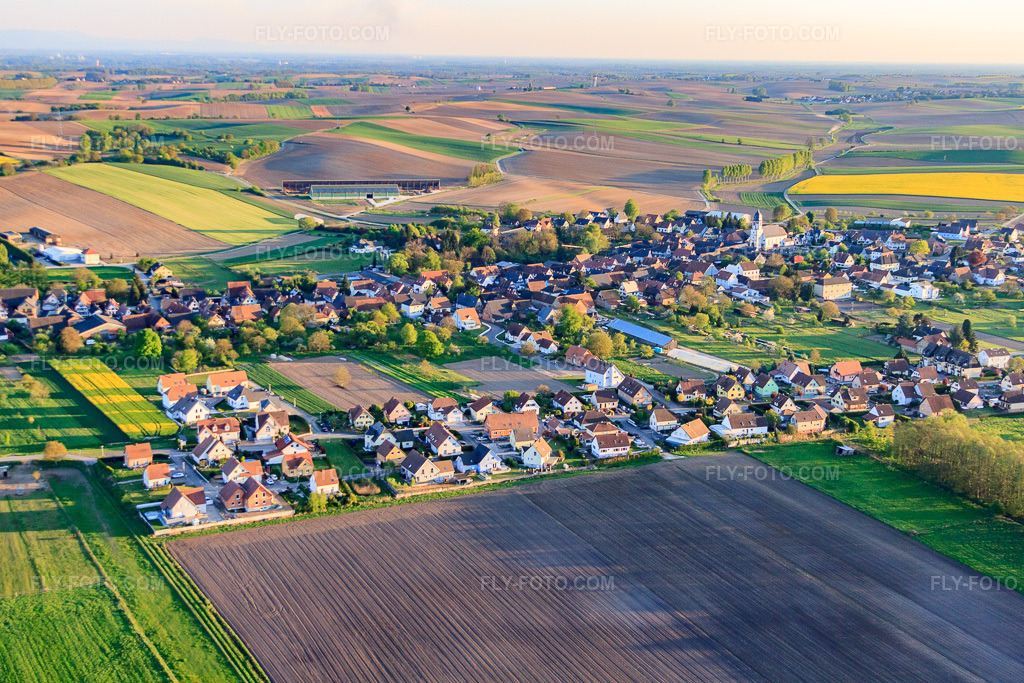 Aerial view: Rue du Chemin de Fer and Rue Roseaux in Niederlauterbach in the state Bas-Rhin, France. – Photo: IMG_64420.jpg taken on 04/17/2014 by Werner Riehm/FLY-FOTO.com – Resolution of the original: 4752 x 3168 px
