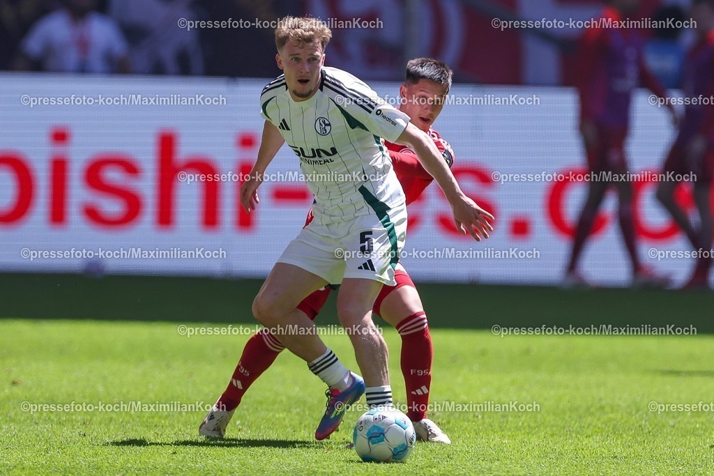 F9510052502202 | 10.05.2025, Fußball, Fortuna Düsseldorf - FC Schalke 04, 2. Fußball Bundesliga, Merkur Spiel-Arena, Saison 2024 2025: Derry Murkin (Schalke04 #5) im Zweikampf gegen Shinta Appelkamp (Fortuna Duesseldorf #23) DFB regulations prohibit any use of photographs as image sequences and or quasi-video.