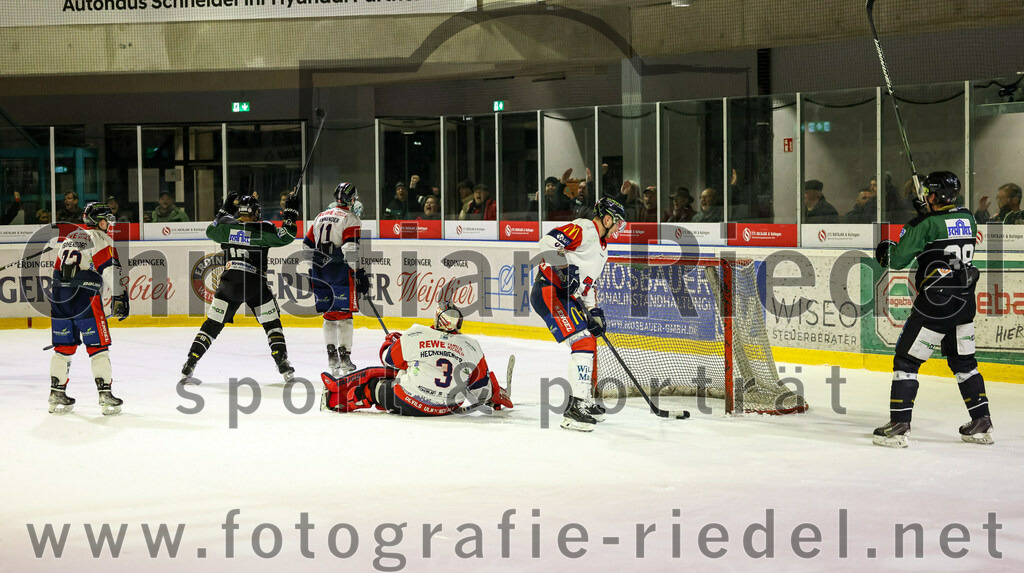 2023-02-19_135_TSV_Erding_gegen_VfE_Ulm-Neu-Ulm | Erding, Deutschland, 19.02.2023:
Eishockey, Bayernliga Meisterrunde Gruppe B 2022 / 2023, 5. Spieltag, TSV Erding gegen VfE Ulm/Neu-Ulm, Endergebnis: 

Daniel Krzizok (Erding Gladiators, #18), Torwart David Heckenberger (VfE Ulm/Neu-Ulm e. V., #3), Simon Klinger (VfE Ulm/Neu-Ulm e. V., #67), Thomas Plihal (Erding Gladiators, #39)

Foto: Christian Riedel / fotografie-riedel.net