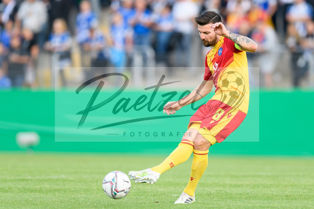 LOTKSC20210809_195 | Fussball, Herren: Jerome Gondorf (Karlsruher SC) in Aktion, am Ball, Einzelaktion beim Spiel der 1. Runde im DFB-Pokal zwischen SF Lotte und Karlsruher SC im Stadion am Lotter Kreuz am 09.08.2021 in Lotte, Deutschland.DFB / DFL REGULATIONS PROHIBIT ANY USE OF PHOTOGRAPHS AS IMAGE SEQUENCES AND/OR QUASI-VIDEO. - Realisiert mit Pictrs.com