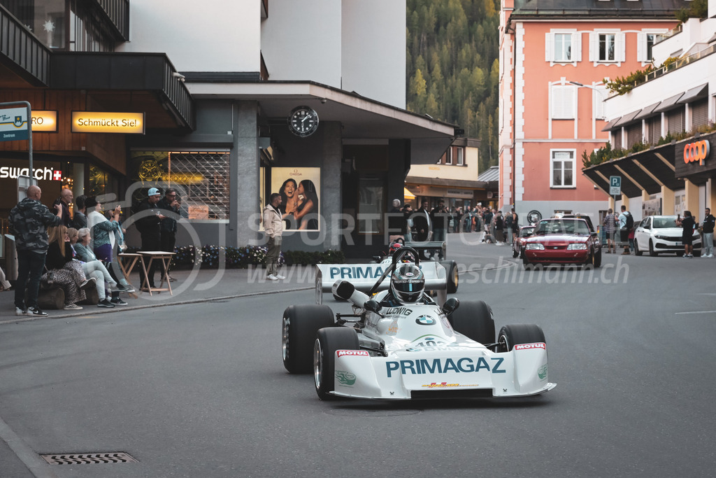 21. Arosa ClassicCar 2025 - 4. September 2025 | Roger Moser aus Arosa (SUI) in einem Martini MK28 BMW Formel 2 aus dem Jahre 1983 mit Startnummer 402 am Arosa ClassicCar 2025 in der Kategorie Competition Formula..@arosaclassiccar, @arosa.official, #arosaclassiccar, #arosa, #76curves, #classiccar, Bild: Sportfotografie Markus Aeschimann | www.markus-aeschimann.ch - Realisiert mit Pictrs.com