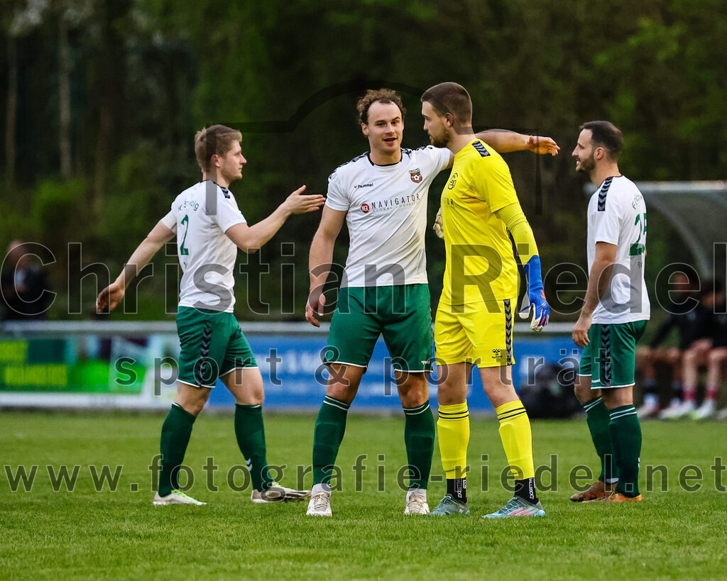 2024-04-05_014_FC_Schwaig_gegen_SV_Pullach | Oberding, Deutschland, 05.04.2024:
Fußball, Landesliga Südost 2023 / 2024, 28. Spieltag, FC Schwaig gegen SV Pullach, Endergebnis: 2:0

Tobias Jell (FC Schwaig, #2), Markus Straßer (FC Schwaig, #11), Torwart Maximilian Hug (FC Schwaig, #24), Nils Ehret (FC Schwaig, #25)

Foto: Christian Riedel / fotografie-riedel.net