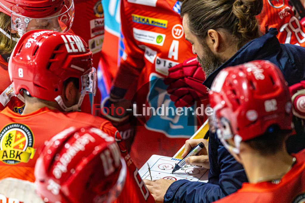EC Peiting vs Höchstadter EC Alligators | Eishockey Oberliga Süd 2023/2024, EC Peiting vs Höchstadter EC Alligators,
Taktikbesprechung in der Auszeit mit Ty Morris,
2023-10-01 in Peiting (Eisstadion)
Ty Morris, 80 Markus CZOGALLIK (ECP 80)
Copyright: WolfgangxLindner foto-lindner.de