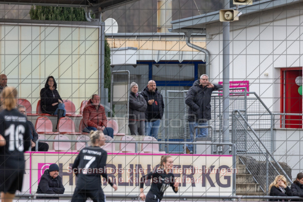 20250223_141718_0595 | #,1.FC Donzdorf (rot) vs. TSV Tettnang (schwarz), Fussball, Frauen-WFV-Pokal Achtelfinale, Saison 2024/2025, Rasenplatz Lautertal Stadion, Süßener Straße 16, 73072 Donzdorf, 23.02.2025 - 13:00 Uhr,Foto: PhotoPeet-Sportfotografie/Peter Harich