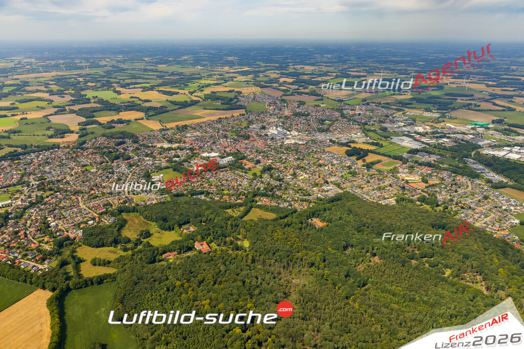 Luftbild der Stadt Dinklage - Die Luftaufnahme wurde 2025 vom UL-Flugzeug heraus erstellt ( keine Drohne ) - Hochauflösende Luftaufnahme - für professionelle Ausdrucke geeignet. Die Geschenkidee !Hier alle&nbsp;Infos zur Lizenzierung der LuftaufnahmeWir fliegen auch dieses Jahr wieder in Ihre Region um Luftbilder zu erstellen.- Luftbild anfragen