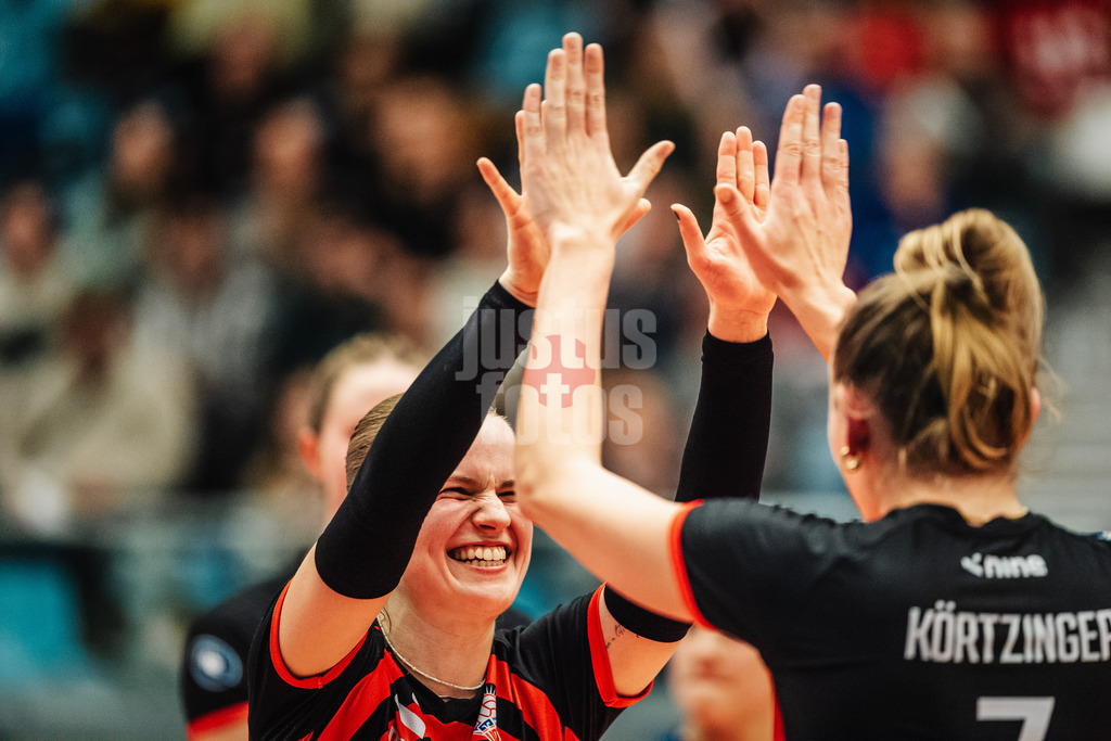 Volleyball | Frauen | Saison 2025/2026 | Volleyball Bundesliga | ETV Hamburger Volksbank Volleys vs. Dresdner SC | 15.11.2025 | Zoe Konjer (#8, ETV Hamburger Volksbank Volleys) jubelt