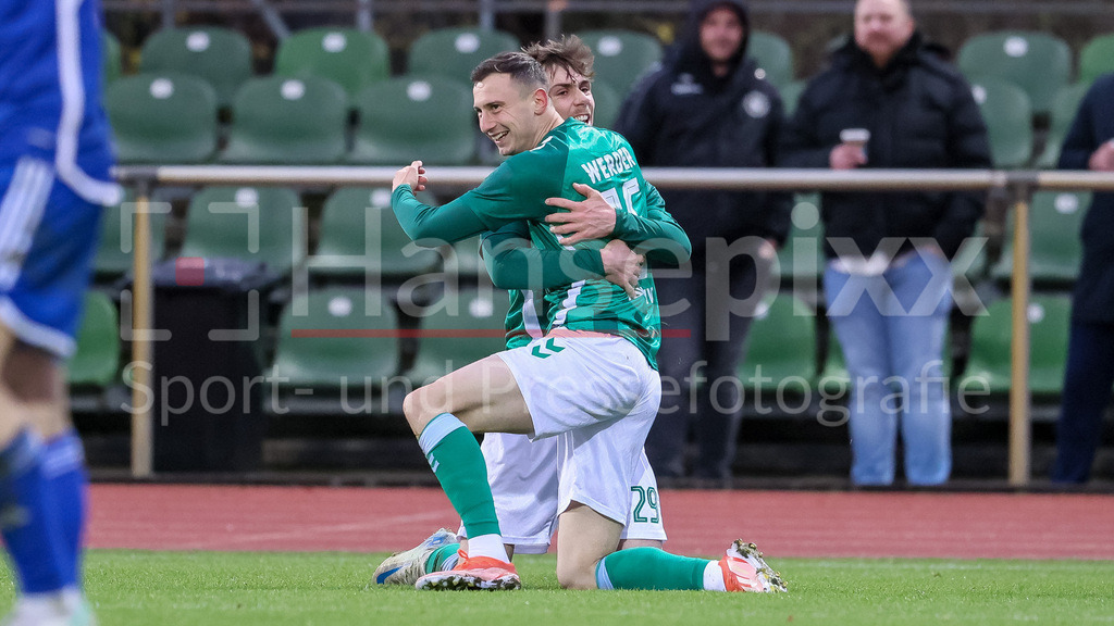 Fussball, Regionalliga Nord, SV Werder Bremen II - BSV Kickers Emden | v.li.: Torschütze Maik Lukowicz (SV Werder Bremen II, 16) und Paul Levi Wagner (SV Werder Bremen II, 29) mit Torjubel, Jubel, jubeln, jubelt, optimistisch, Spielszene, Highlight, Freude über das Tor zum 3:2