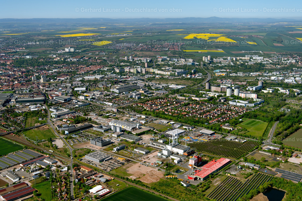 4026486 | ERFURT 07.05.2020 Wohngebiet der Mehrfamilienhaussiedlung am Julius-Leber-Ring im Ortsteil Roter Berg in Erfurt im Bundesland Thüringen, Deutschland. // Residential area of the multi-family house settlement on Julius-Leber-Ring in the district Roter Berg in Erfurt in the state Thuringia, Germany. Foto: Gerhard Launer