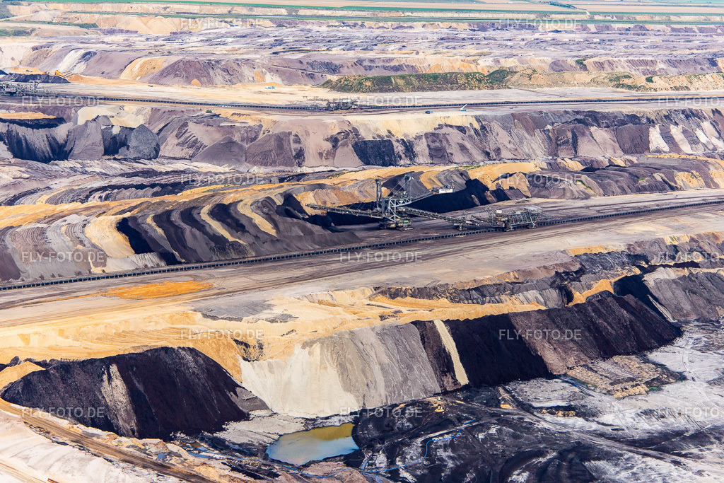 Interessant gefärbte Schichten von Abraum und Kohle im Braunkohletagebau Garzweiler https://www.group.rwe/unser-portfolio-leistungen/betriebsstandorte-finden/tagebau-garzweiler | Luftbild: Interessant gefärbte Schichten von Abraum und Kohle im Braunkohletagebau Garzweiler https://www.group.rwe/unser-portfolio-leistungen/betriebsstandorte-finden/tagebau-garzweiler im Ortsteil Borschemich in Erkelenz im Bundesland Nordrhein-Westfalen in Deutschland. Foto: IMG_143366.jpg vom 07.09.2024 durch ©2025 Werner Riehm fly-foto.de/copyright - Realisiert mit Pictrs.com