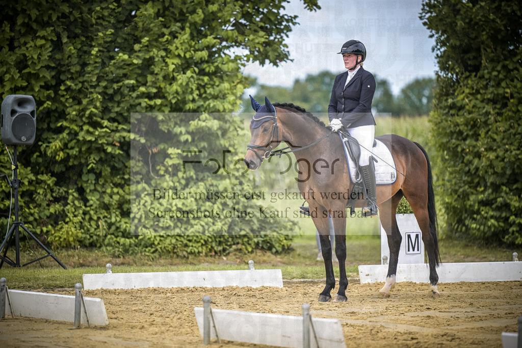 DOS_1151 | Entdecke hochwertige Reitturnierfotos von Foto Oger. Professionell, emotional und authentisch – jetzt Lieblingsmomente im Shop bestellen.Deutschlandweite Turnierfotografie. - Realisiert mit Pictrs.com