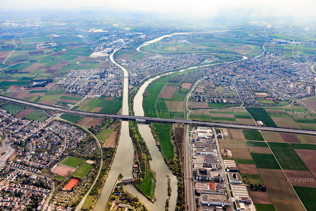 Luftbild: Autobahnbrücke für die A6 über den Neckar in Ilvesheim im Bundesland Baden-Württemberg in Deutschland. Foto: IMG_076995.jpg vom 12.04.2015 durch Werner Riehm/FLY-FOTO.de