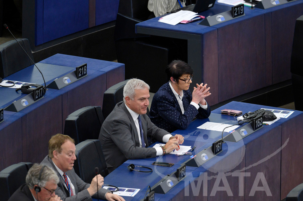 _DWI0295 | Mitglieder der Fraktion Identität und Demokratie bei Wiederaufnahme der letzte Plenarsitzung. Das Europäische Parlament in Straßburg, 22.04.2024 - Realisiert mit Pictrs.com