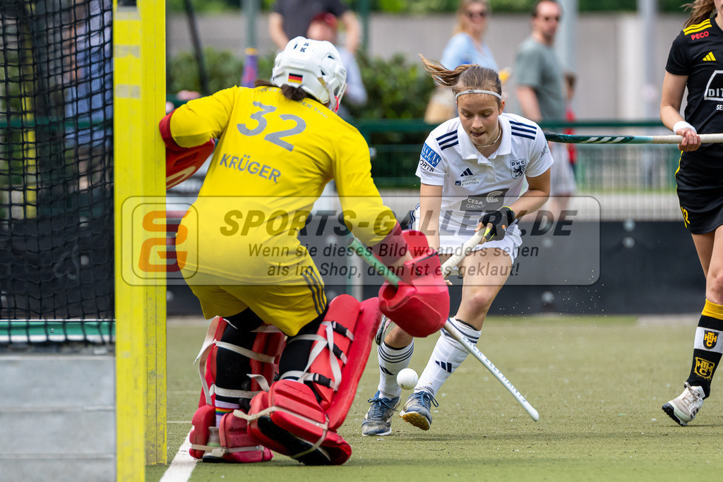 HK_20240511_100678 | 1.Bundesliga Damen Düsseldorfer HC - Harvestehuder THC am 11.5.2024 Düsseldorfer HC, Düsseldorf , Krüger Rosa Torfrau ( Harvestehuder THC #32 ) , Friederike Heusgen ( Düsseldorfer HC #8 )
