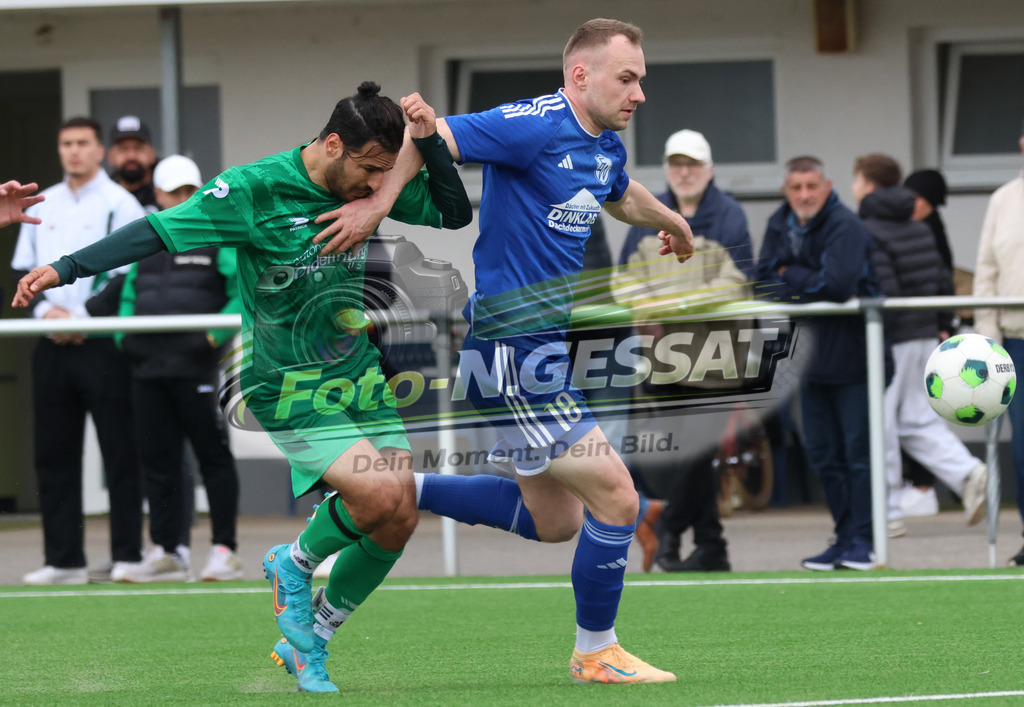 SC Enger - SV Enger-Westerenger | Auf dem Bild zu sehen: grün SC Enger: Jack Aygül ; blau SV Enger-Westerenger: Marlon Meyer SC Enger, SV Enger-Westerenger, Saison 25/26, Kreisliga A, Enger, Deutschland - Realisiert mit Pictrs.com