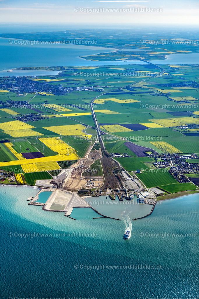 Fehmarn_Puttgarden_Fährhafen_ELS_7970080523 | PUTTGARDEN 08.05.2023 Feld- Landschaft gelb blühender Raps- Blüten in Puttgarden auf der Insel Fehmarn im Bundesland Schleswig-Holstein, Deutschland. // Field landscape yellow flowering rapeseed flowers in Puttgarden on the island of Fehmarn in the state Schleswig-Holstein, Germany. Foto: Martin Elsen