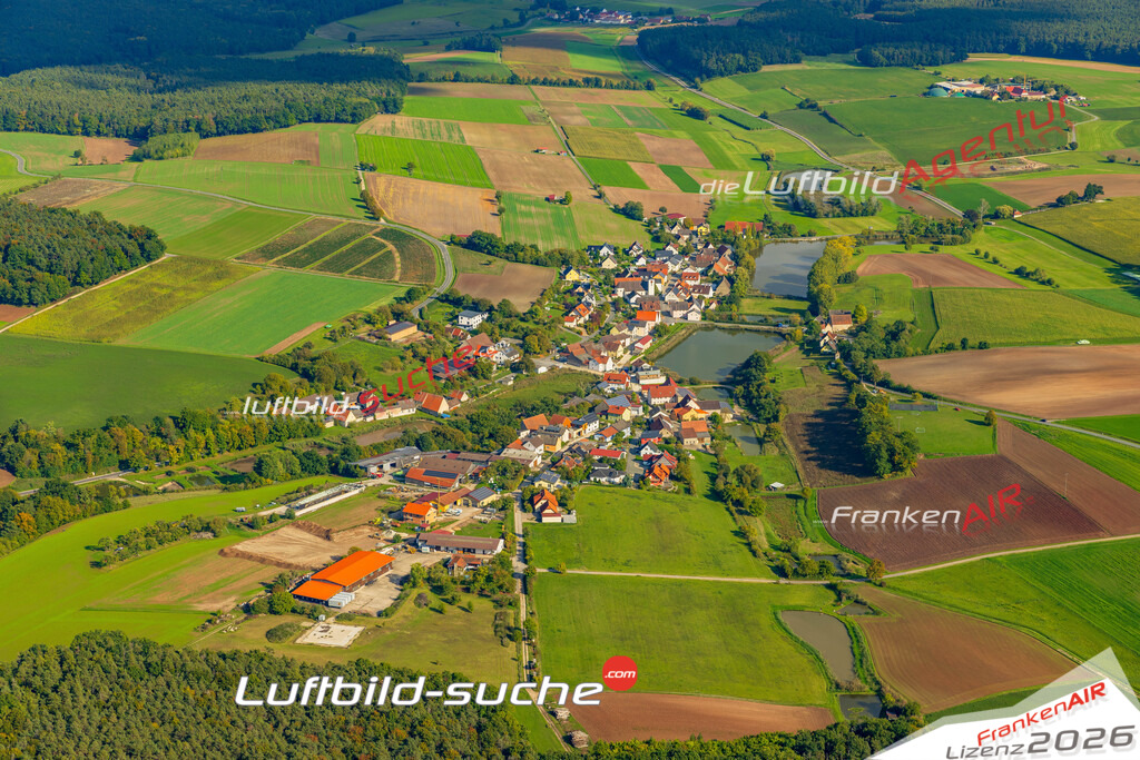Luftaufnahme Oberköst Burgebrach - Die Luftaufnahme wurde 2025 vom UL-Flugzeug heraus erstellt ( keine Drohne ) - Hochauflösende Luftaufnahme - für professionelle Ausdrucke geeignet. Die Geschenkidee !Mit Lizenz und Bildrechte bestellbar